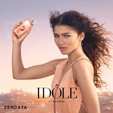 Lancome idole girl in advert store